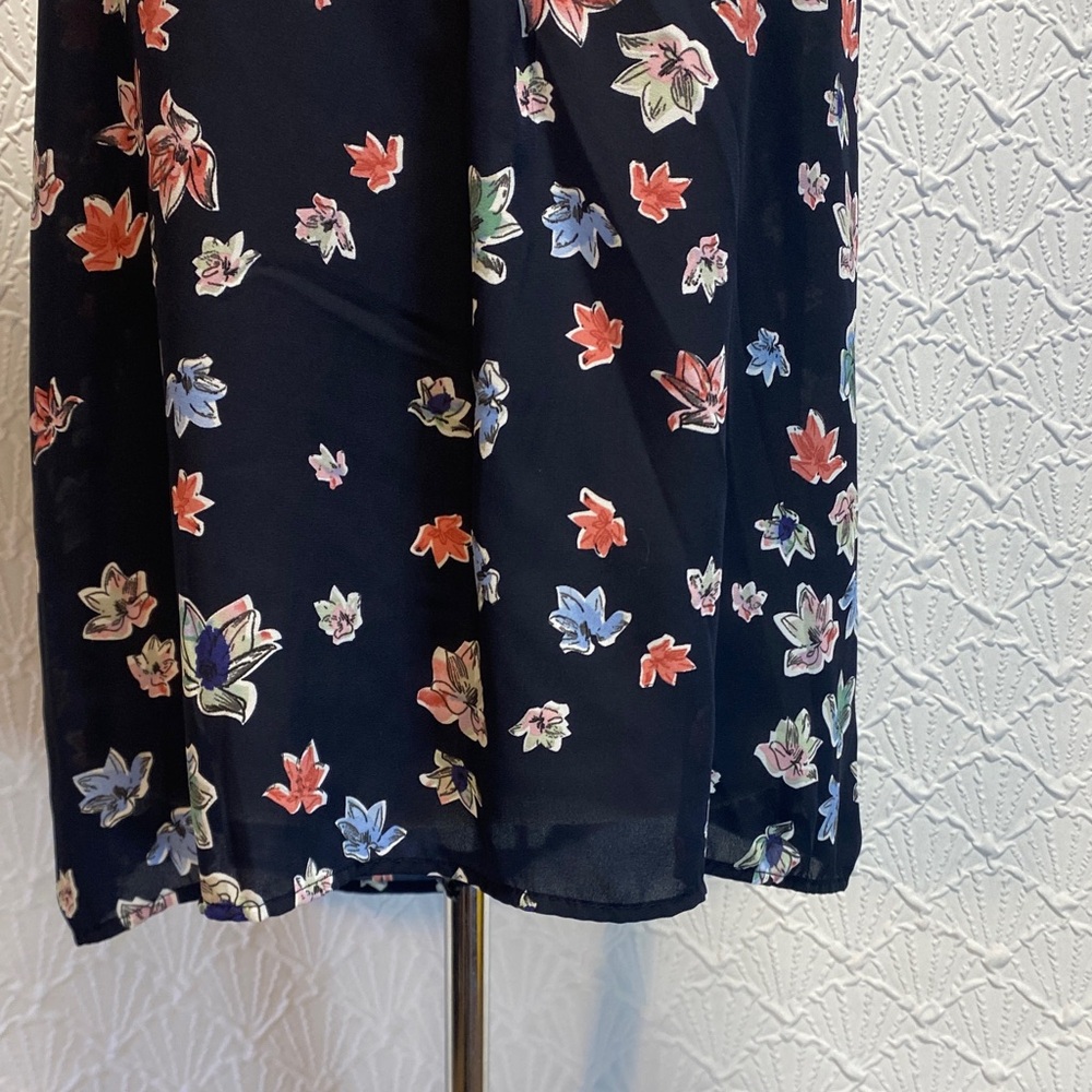 Lila Rose size large Floral Sleeveless Blouse  Navy and Multicolor‎ flowy casual - Picture 7 of 12